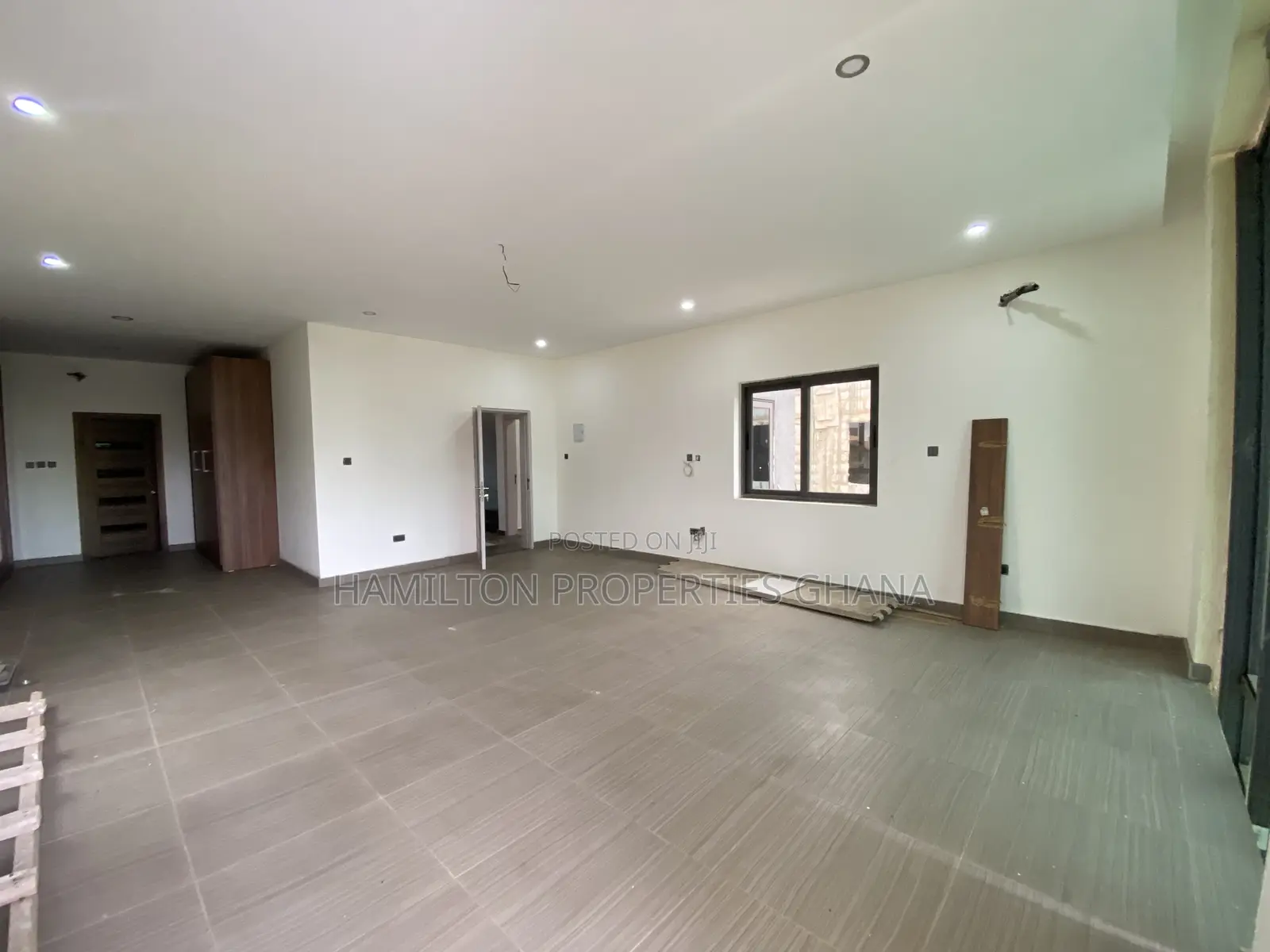 6bdrm Mansion in East Legon, Boundary Road Area for sale