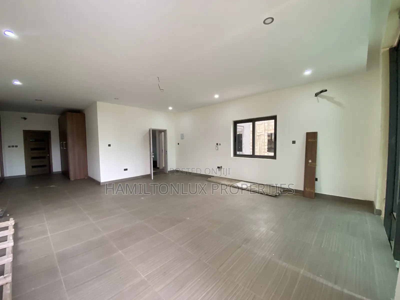 6bdrm Mansion in East Legon, Boundary Road Area for sale