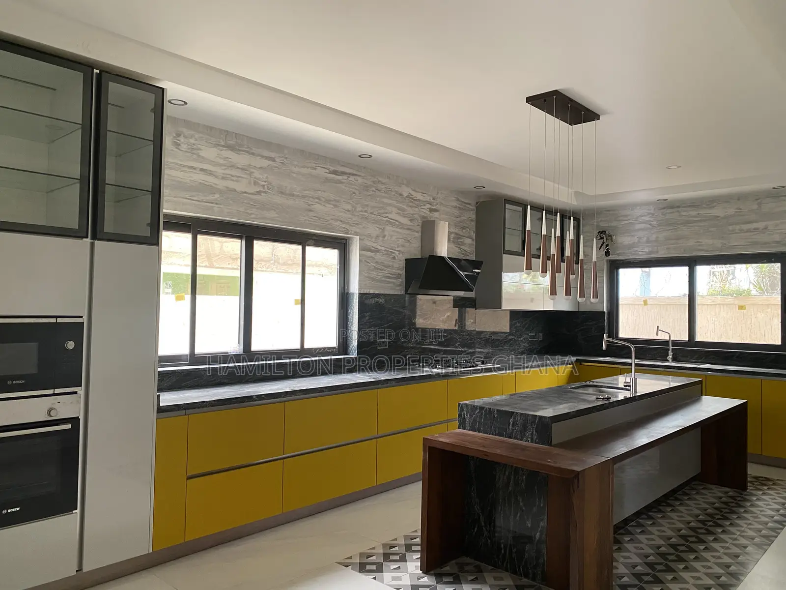 6bdrm Mansion in East Legon, Boundary Road Area for sale