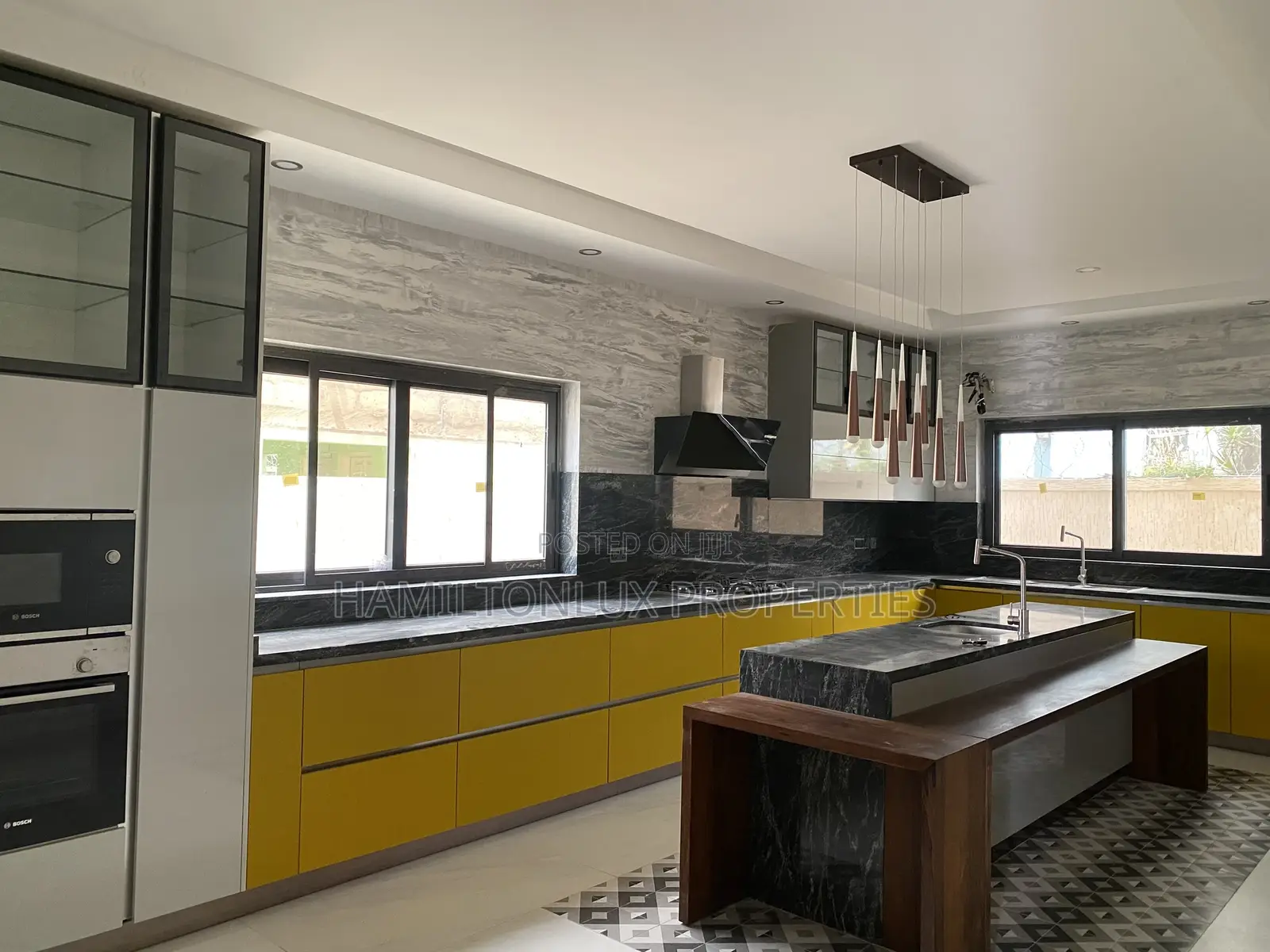 6bdrm Mansion in East Legon, Boundary Road Area for sale