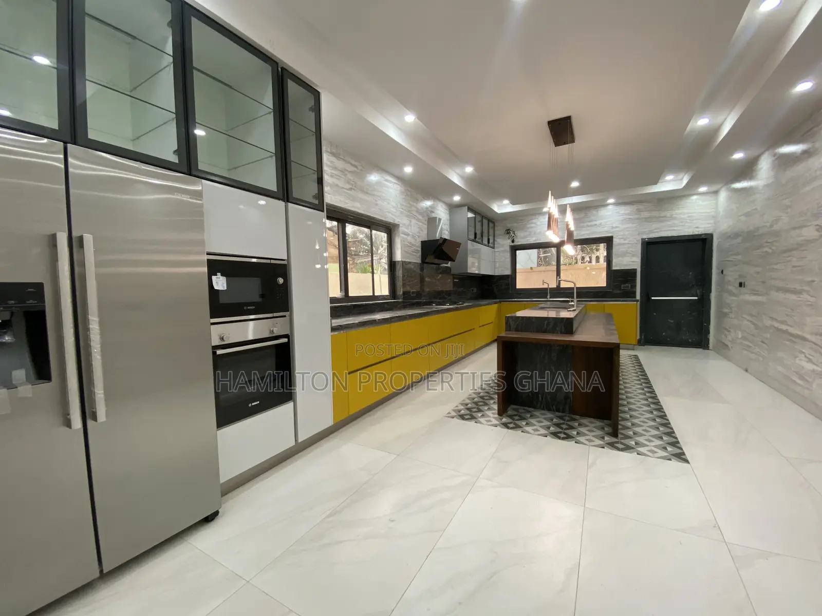 6bdrm Mansion in East Legon, Boundary Road Area for sale
