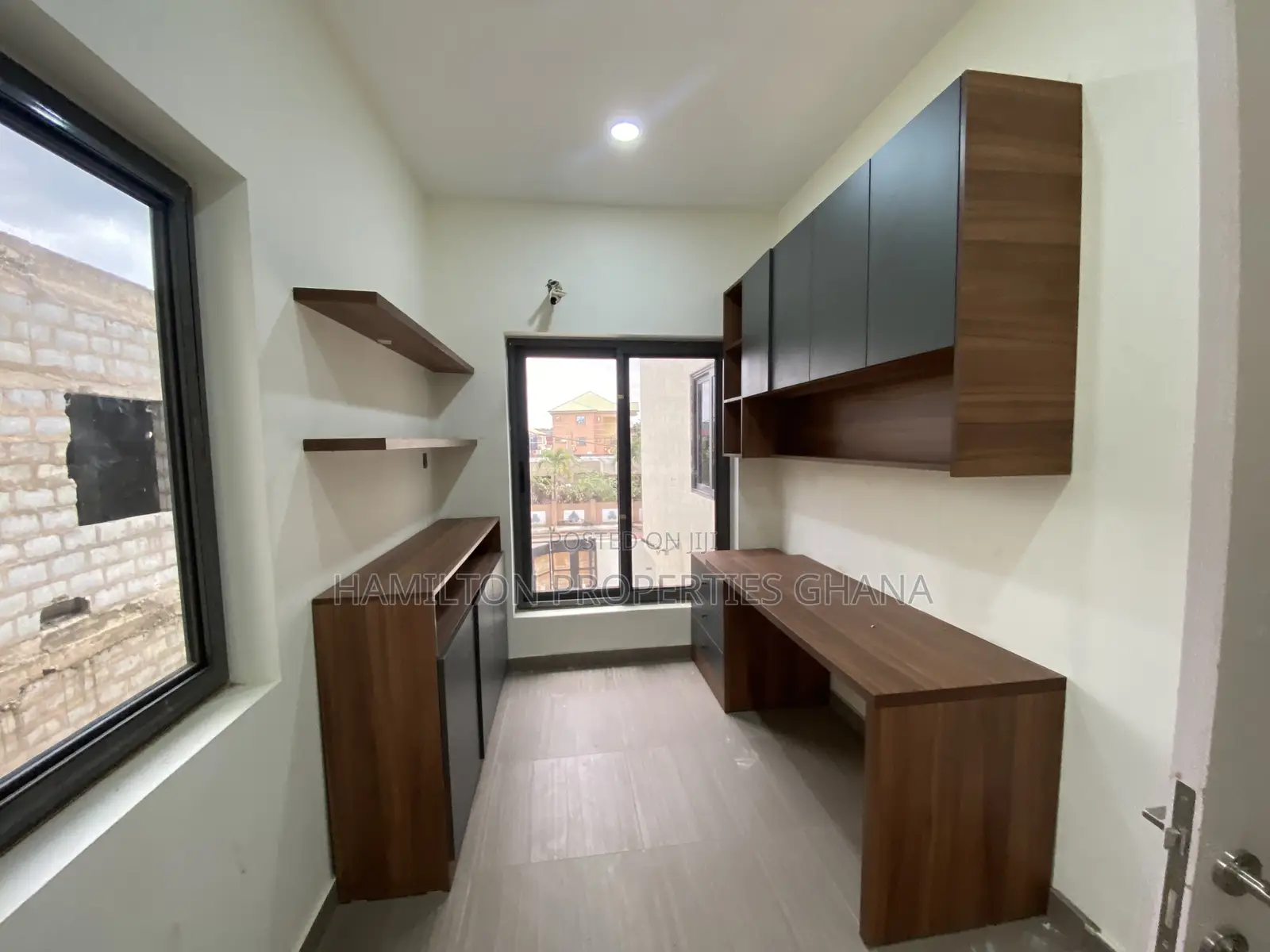 6bdrm Mansion in East Legon, Boundary Road Area for sale