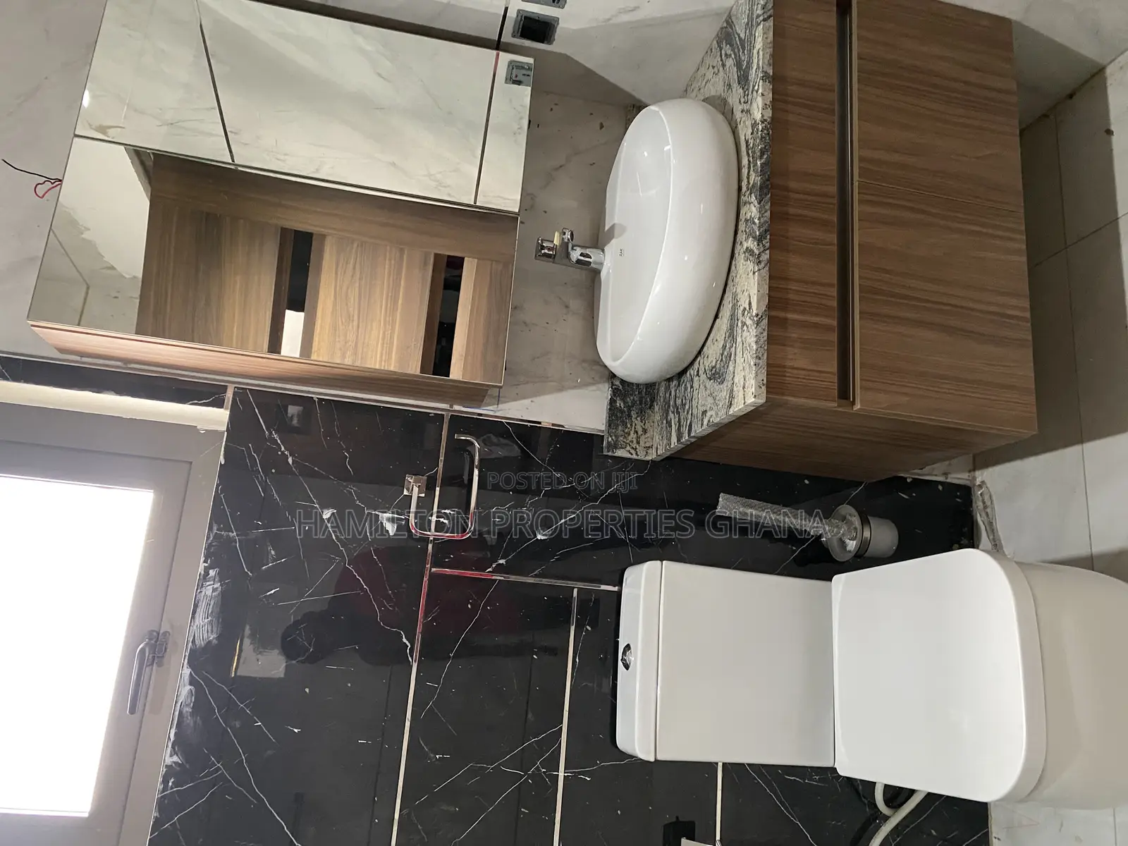 6bdrm Mansion in East Legon, Boundary Road Area for sale