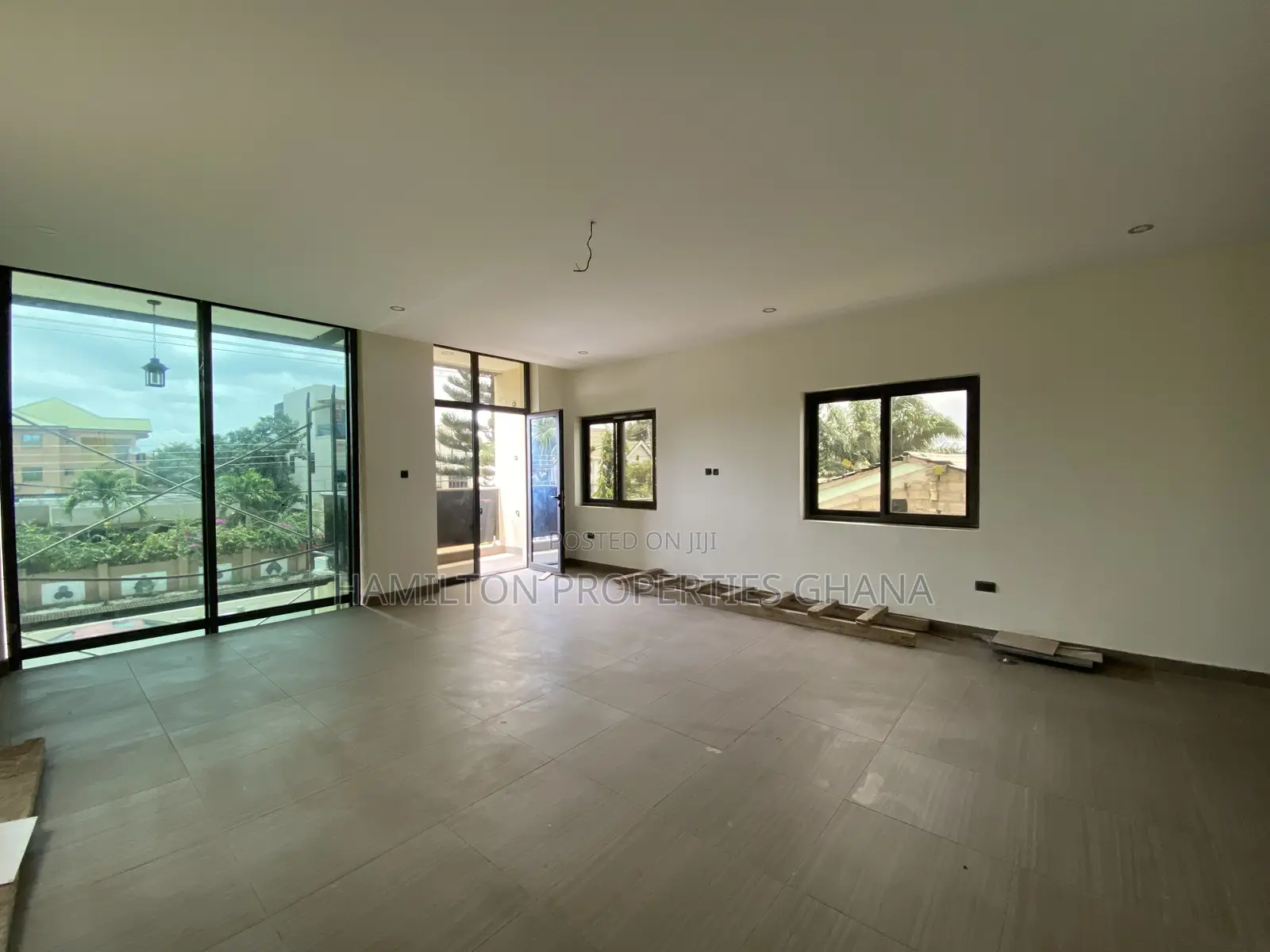 6bdrm Mansion in East Legon, Boundary Road Area for sale