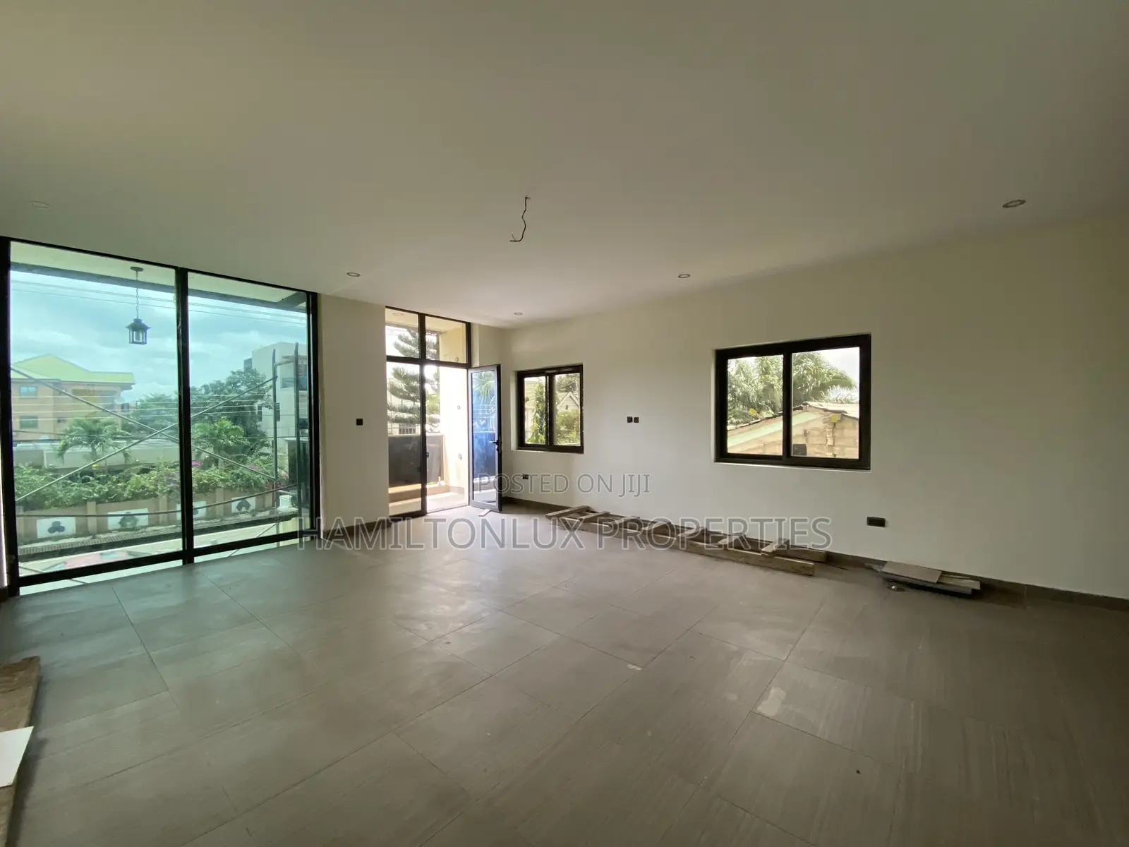 6bdrm Mansion in East Legon, Boundary Road Area for sale