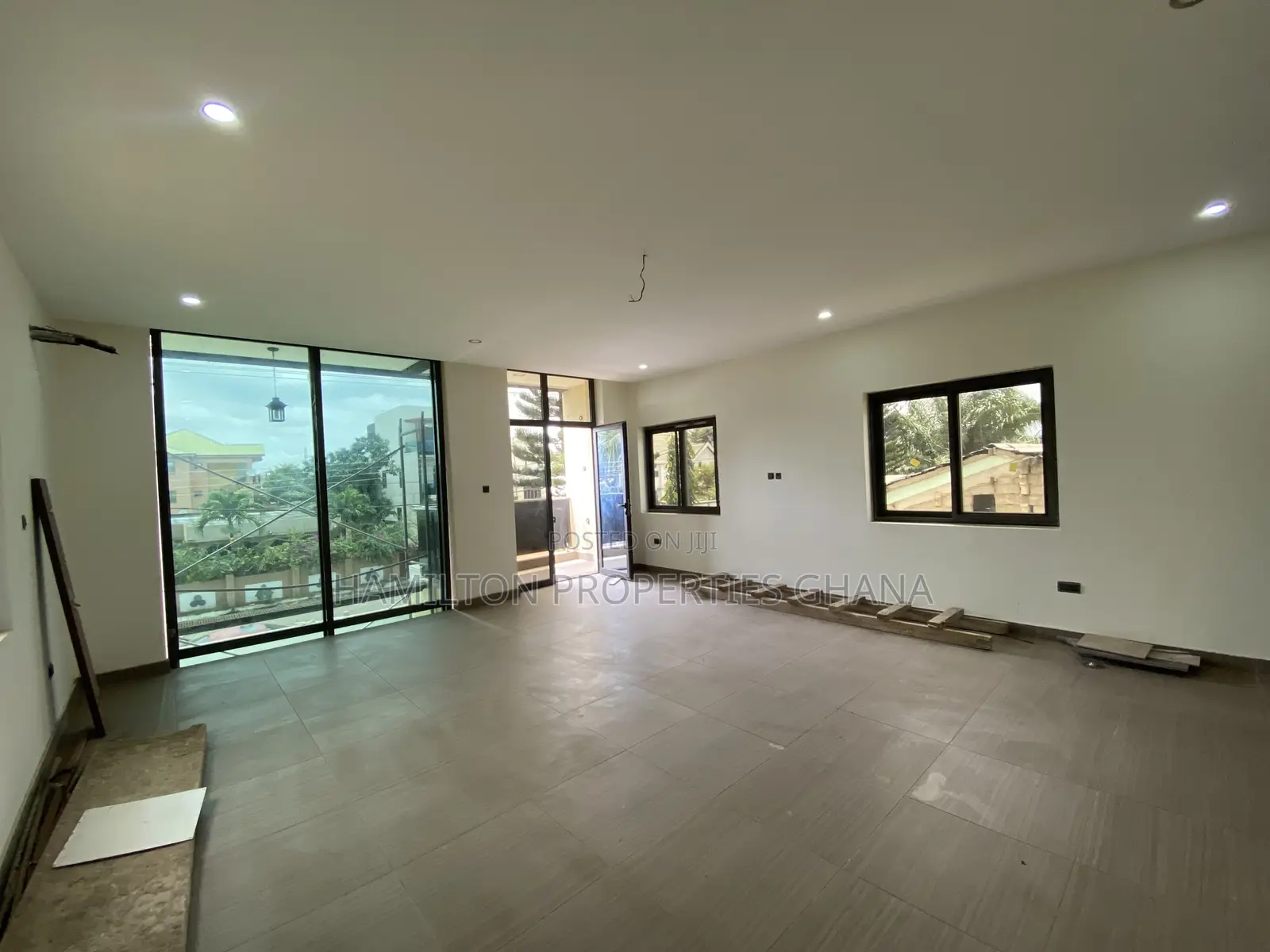 6bdrm Mansion in East Legon, Boundary Road Area for sale