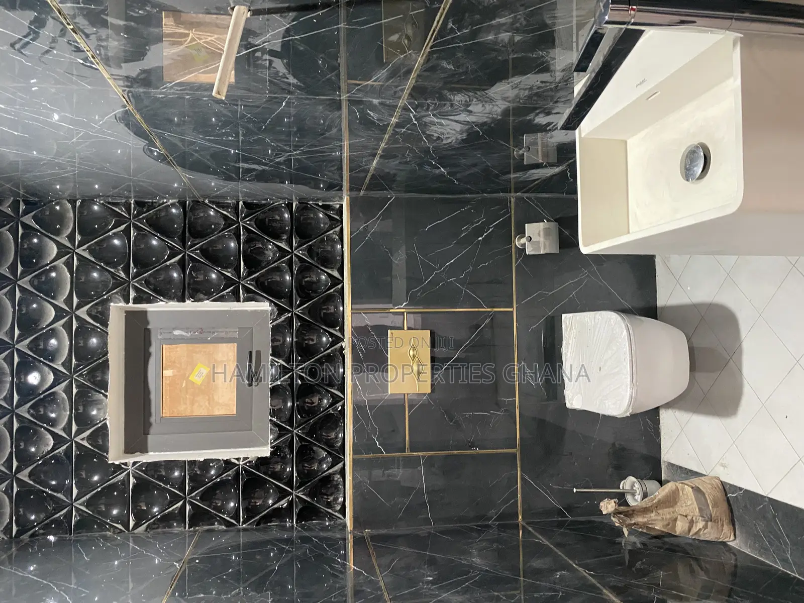 6bdrm Mansion in East Legon, Boundary Road Area for sale