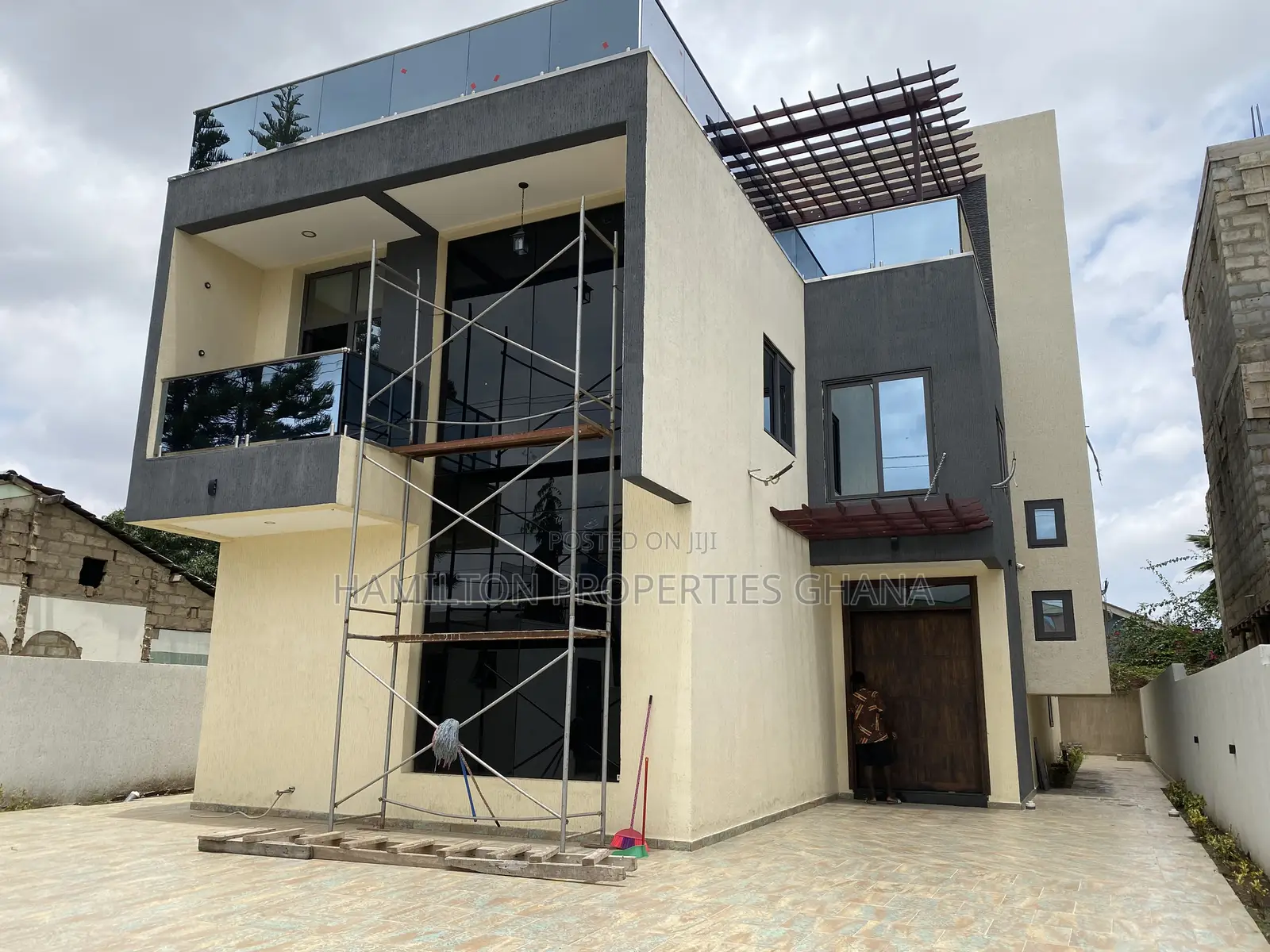 6bdrm Mansion in East Legon, Boundary Road Area for sale