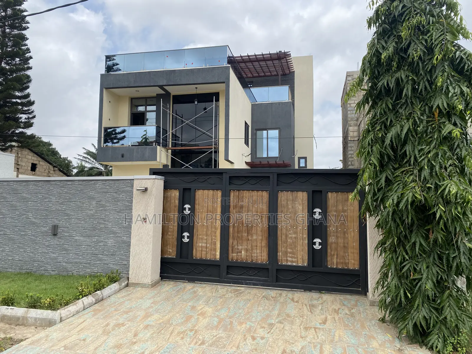 6bdrm Mansion in East Legon, Boundary Road Area for sale