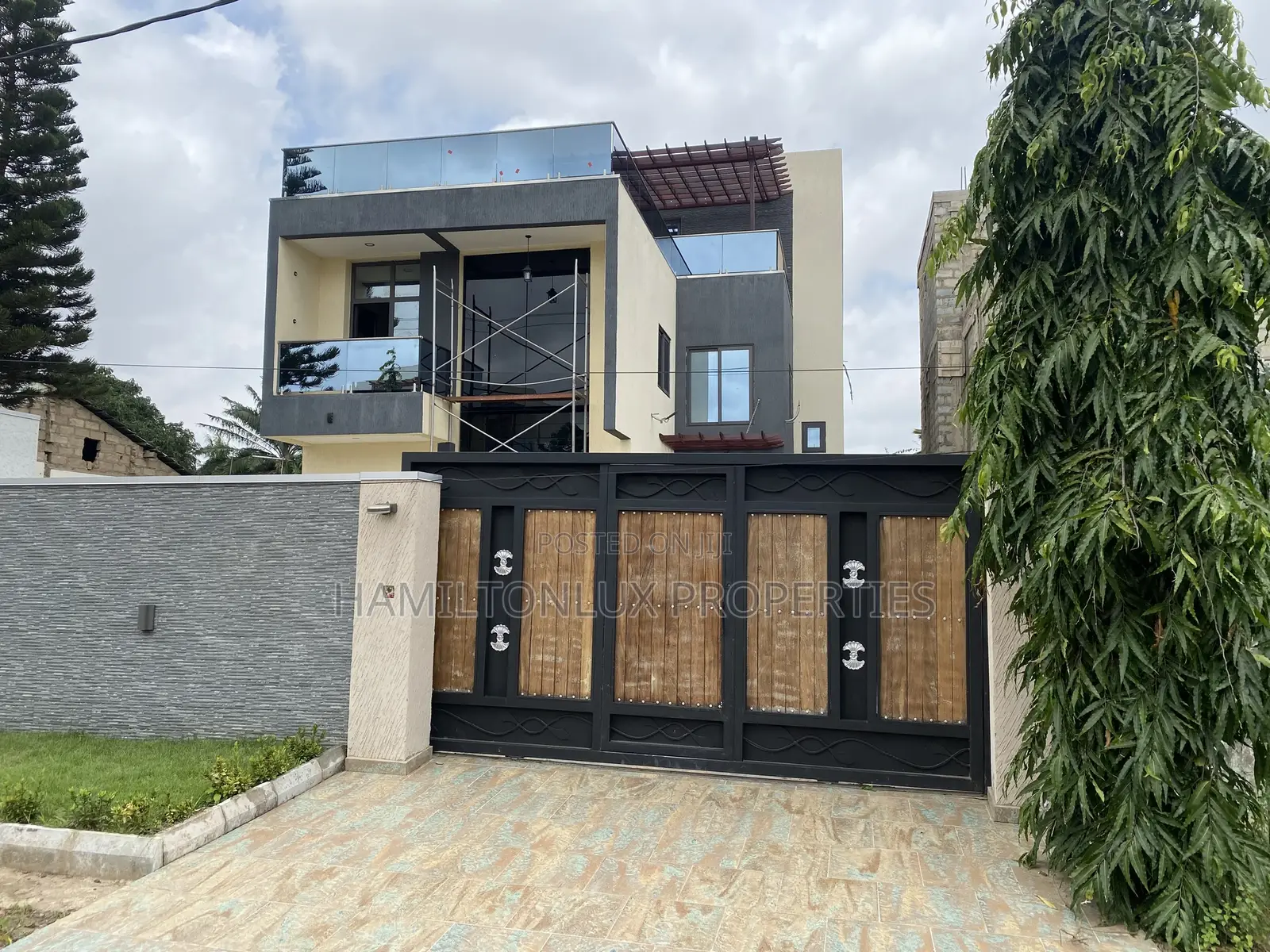 6bdrm Mansion in East Legon, Boundary Road Area for sale