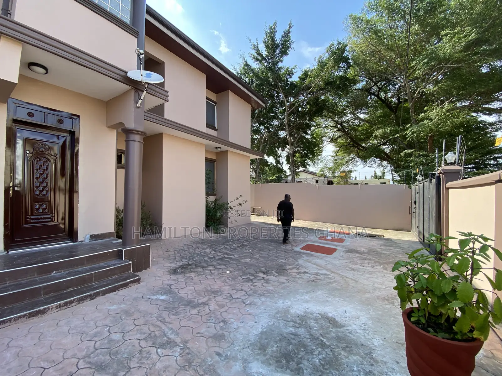 3bdrm Apartment in Papas Pizza, East Legon for rent