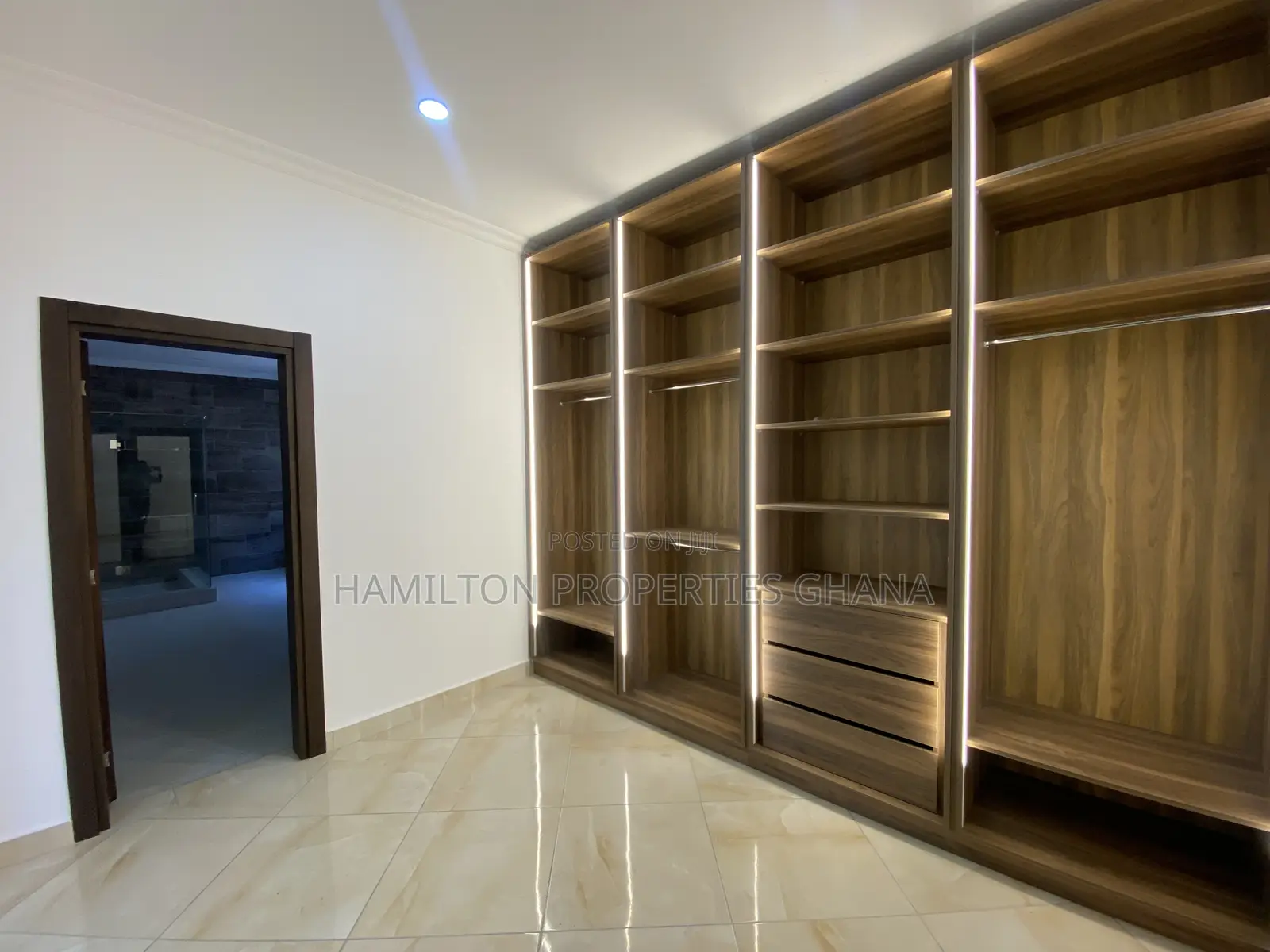 5bdrm Mansion in East Legon Bvld 4 for rent