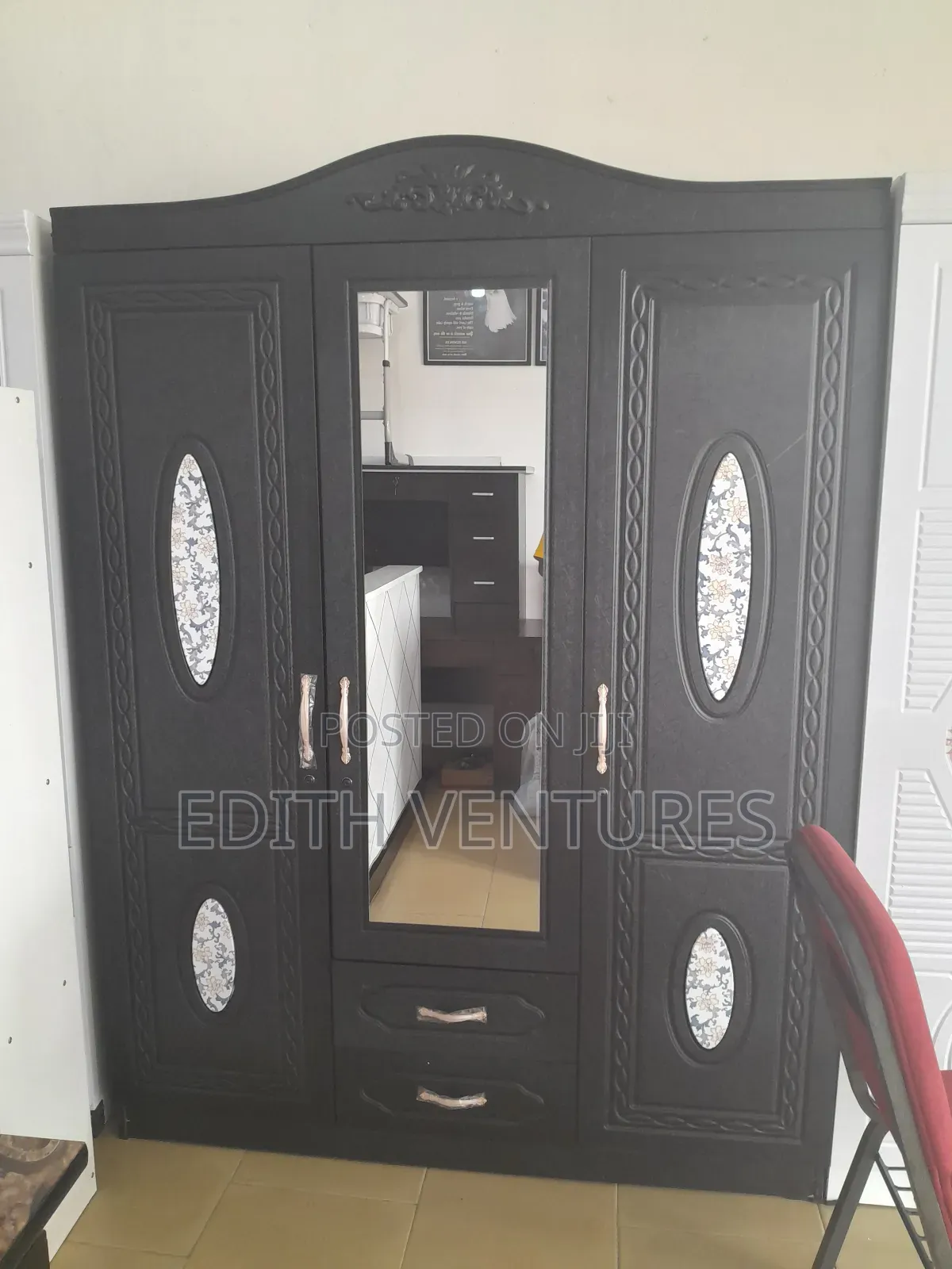 Edith -in Wardrobe 3doors