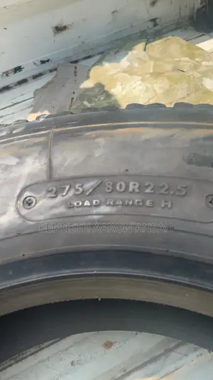 Car Tyre 275/80 R 22.5