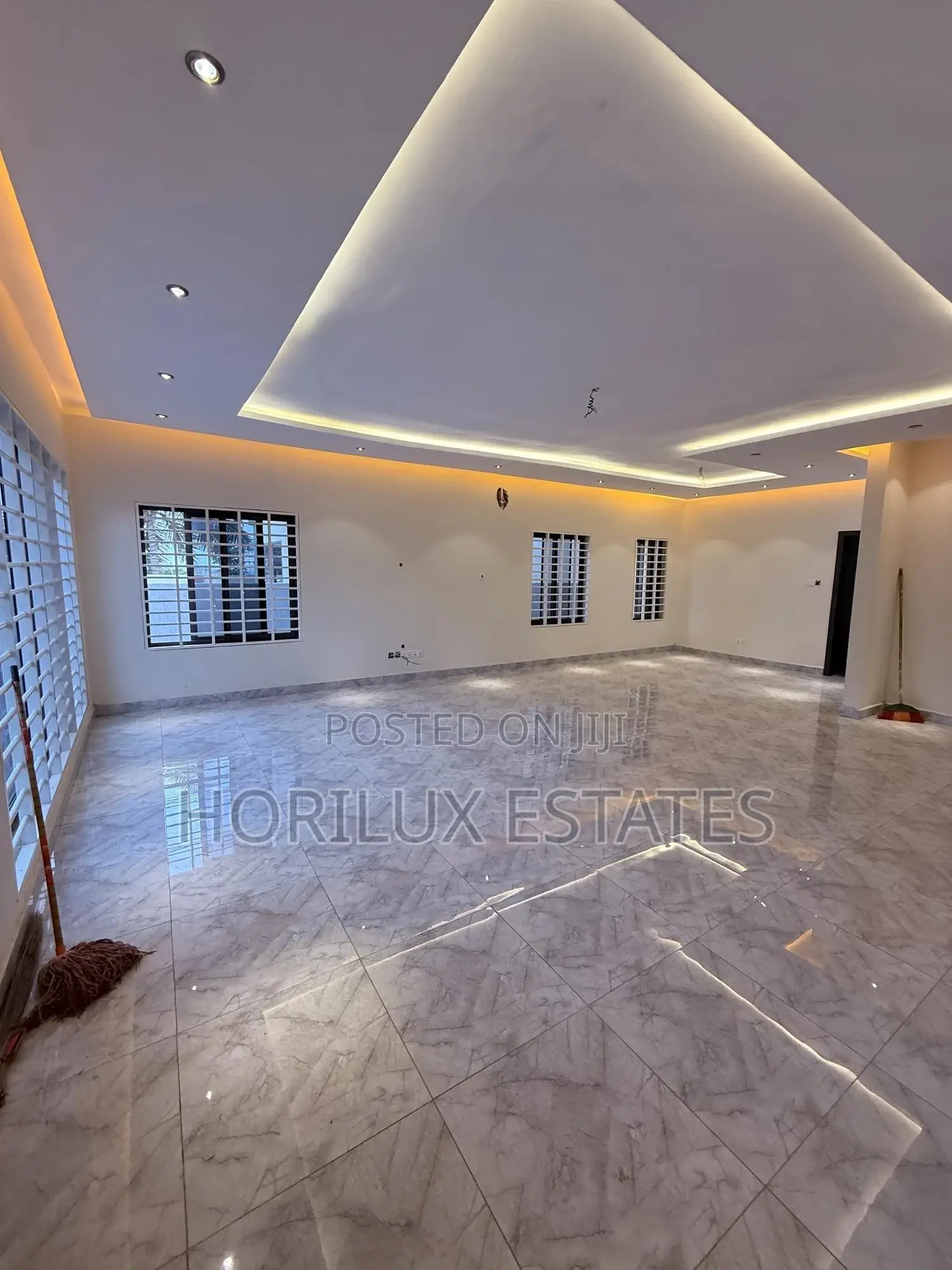 4bdrm Duplex in Kwabenya for sale