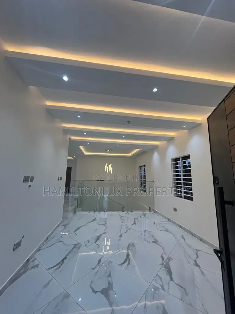 4bdrm Mansion in Ashaley Botwe for sale