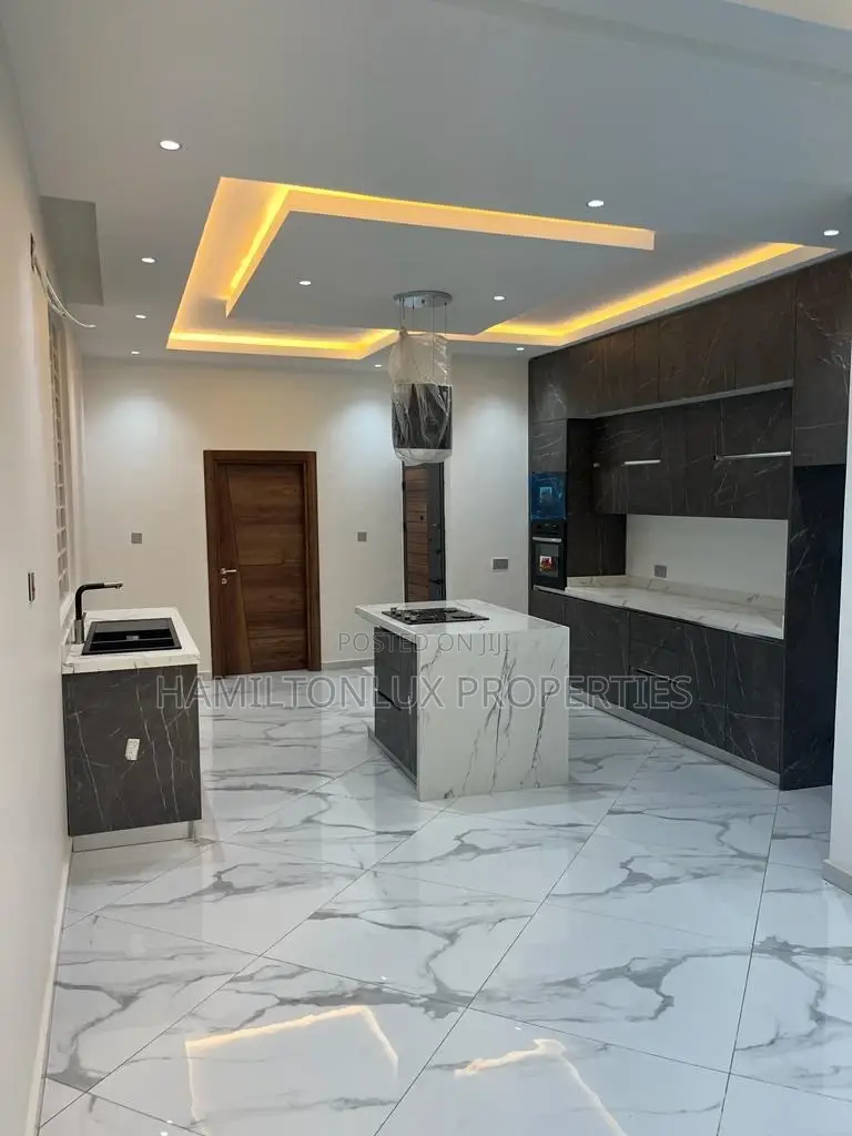 4bdrm Mansion in Ashaley Botwe for sale