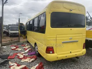 Hyundai County 2016 Yellow