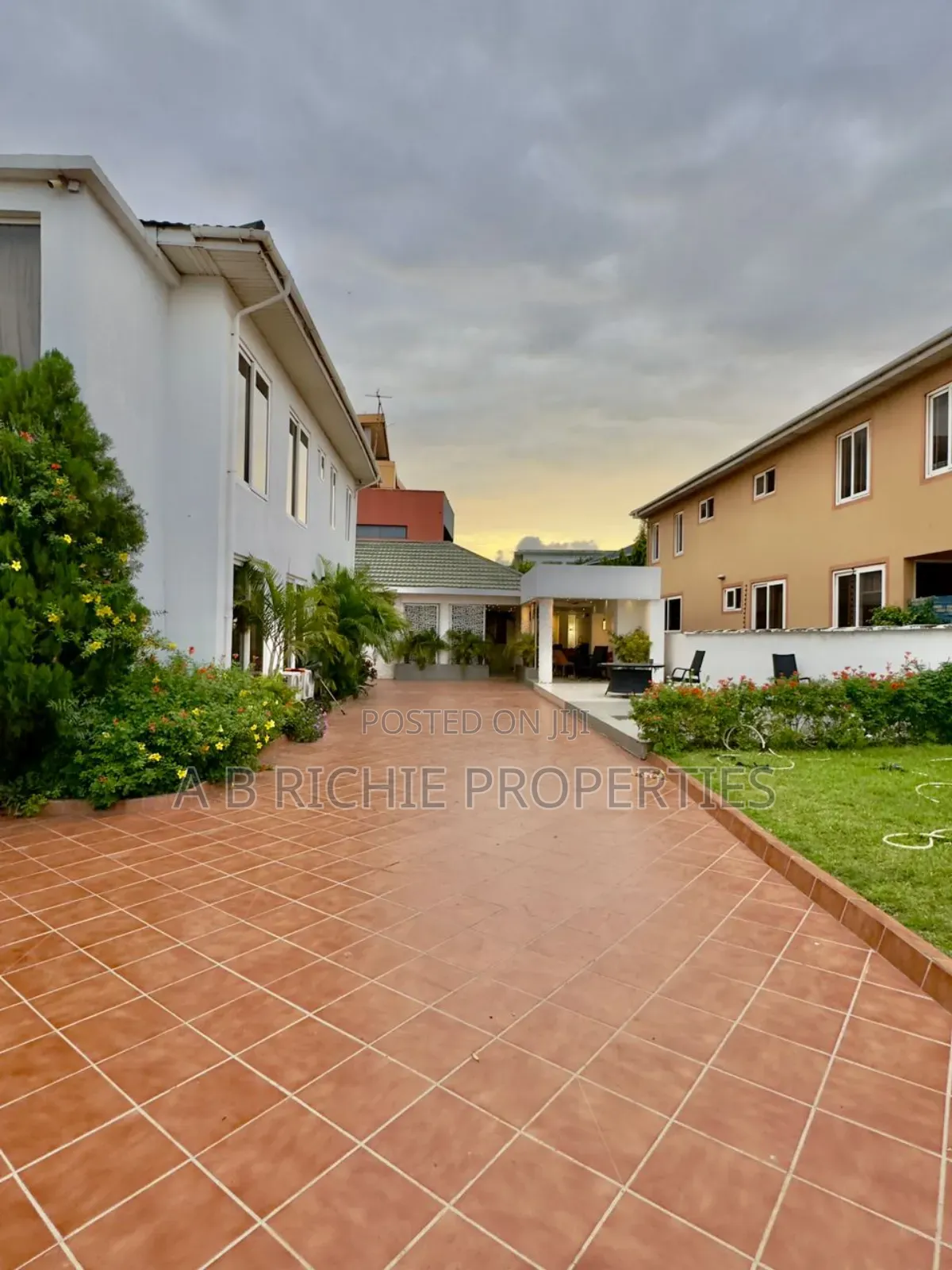 4bdrm Mansion in Ab Richie Properties, Cantonments for sale