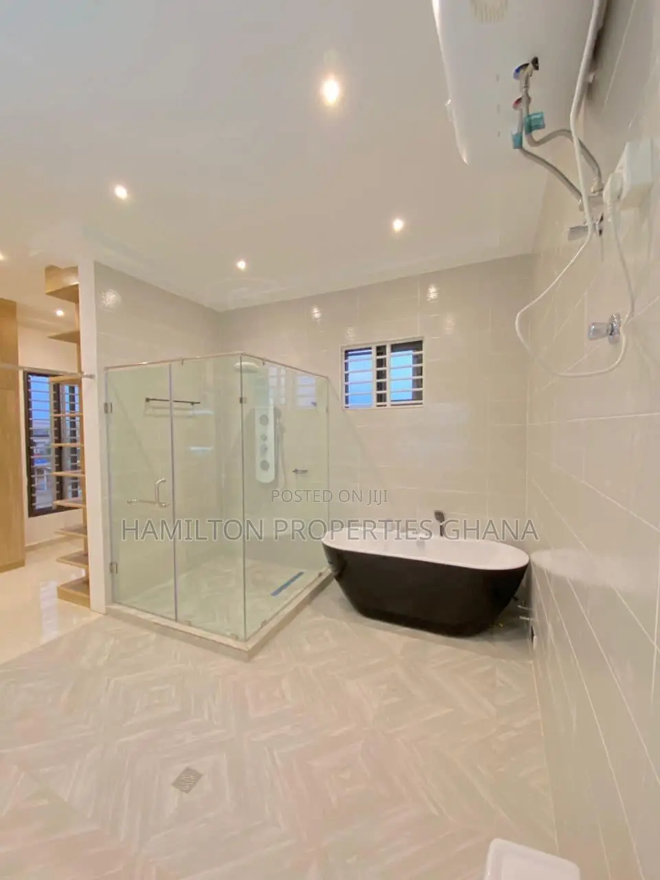 4bdrm Mansion in Lakeside, Ashaley Botwe for sale