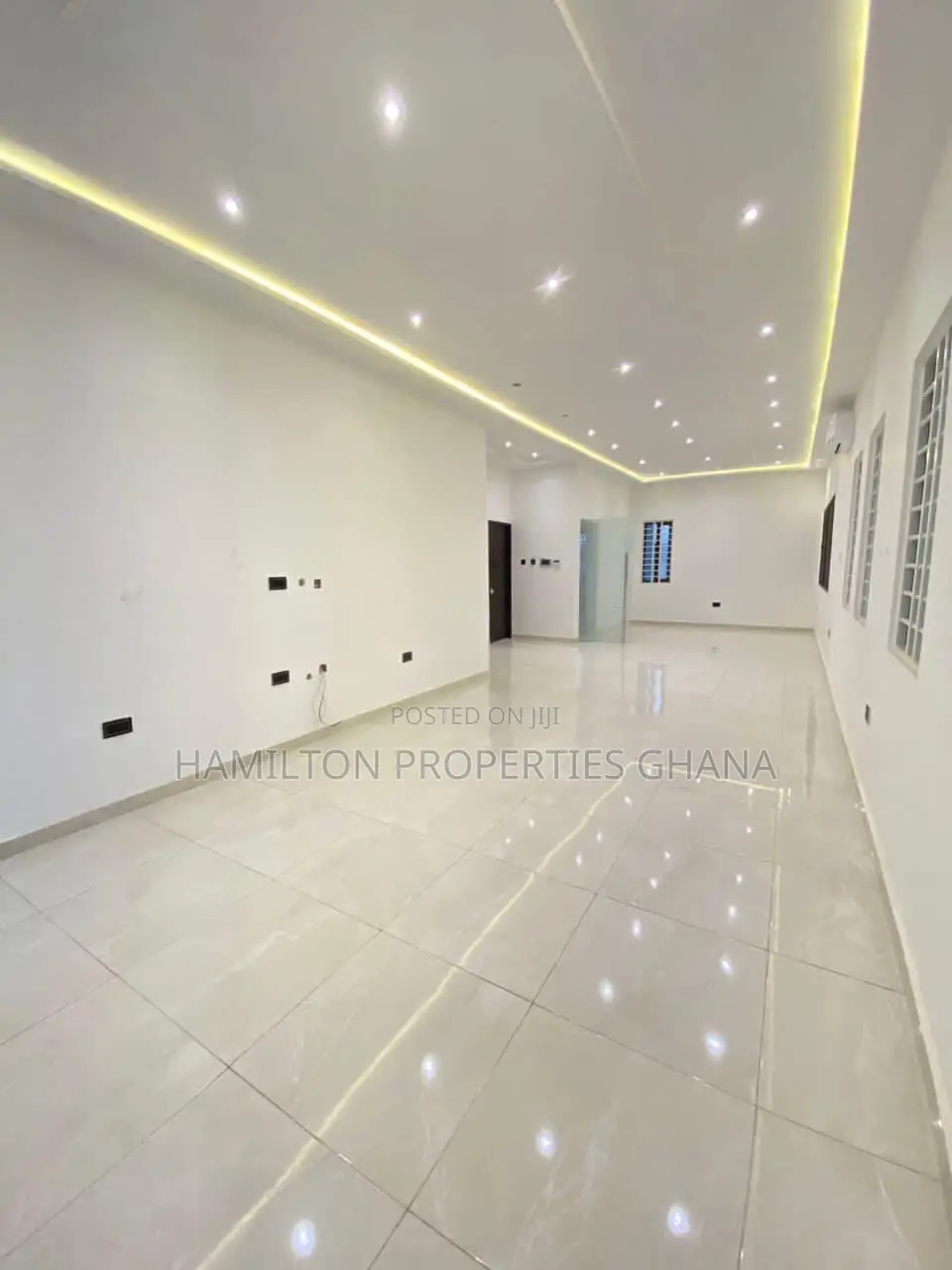 4bdrm Mansion in Lakeside, Ashaley Botwe for sale