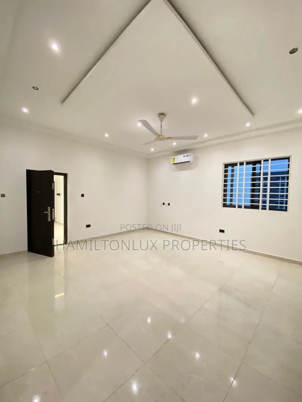 4bdrm Mansion in Lakeside, Ashaley Botwe for sale