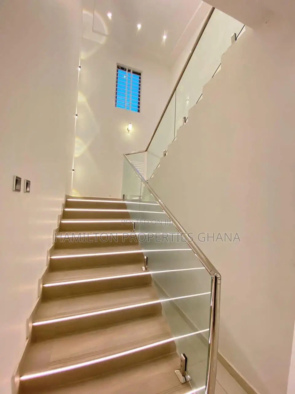 4bdrm Mansion in Lakeside, Ashaley Botwe for sale