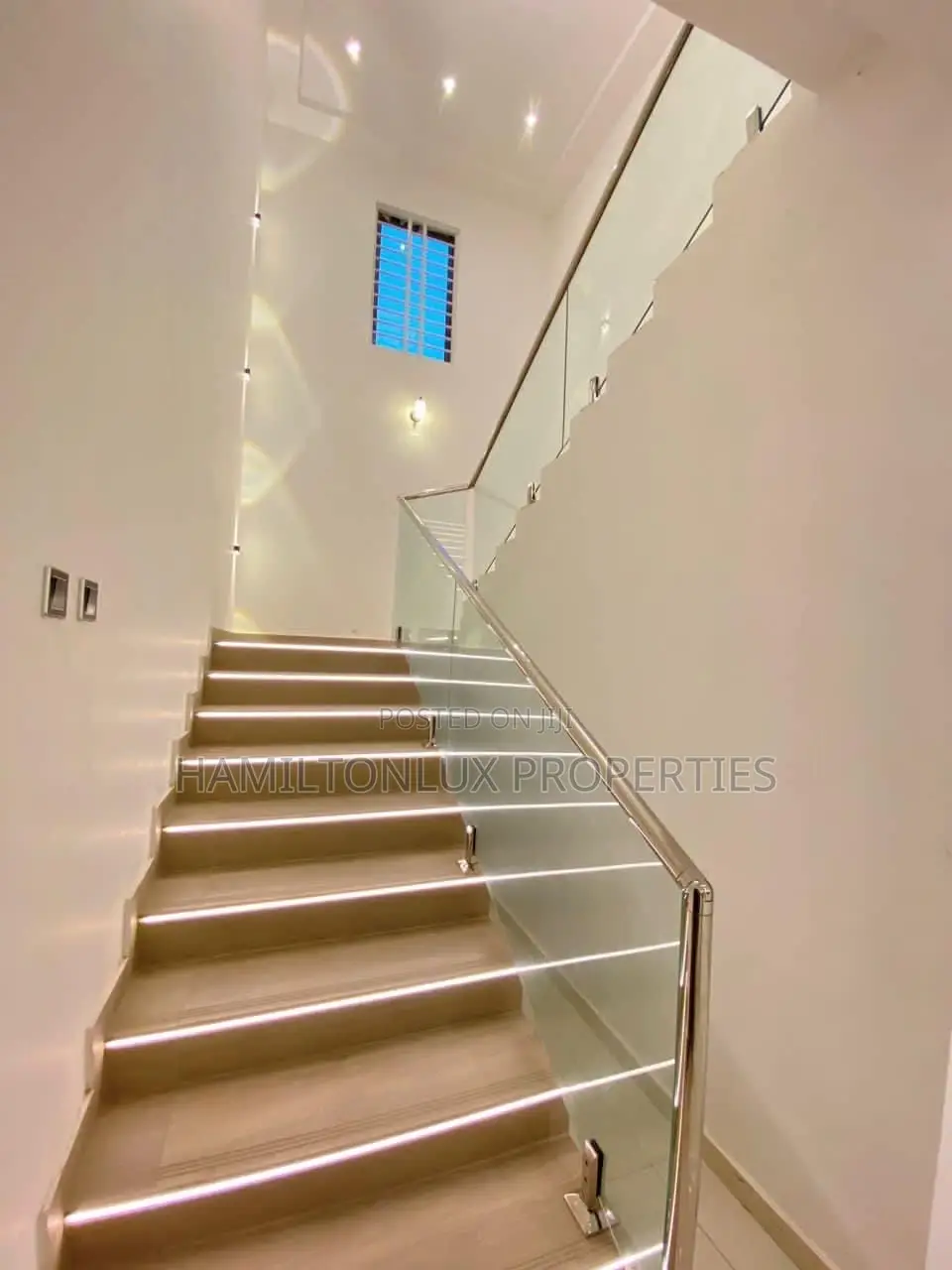 4bdrm Mansion in Lakeside, Ashaley Botwe for sale