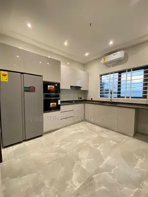 4bdrm Mansion in Lakeside, Ashaley Botwe for sale