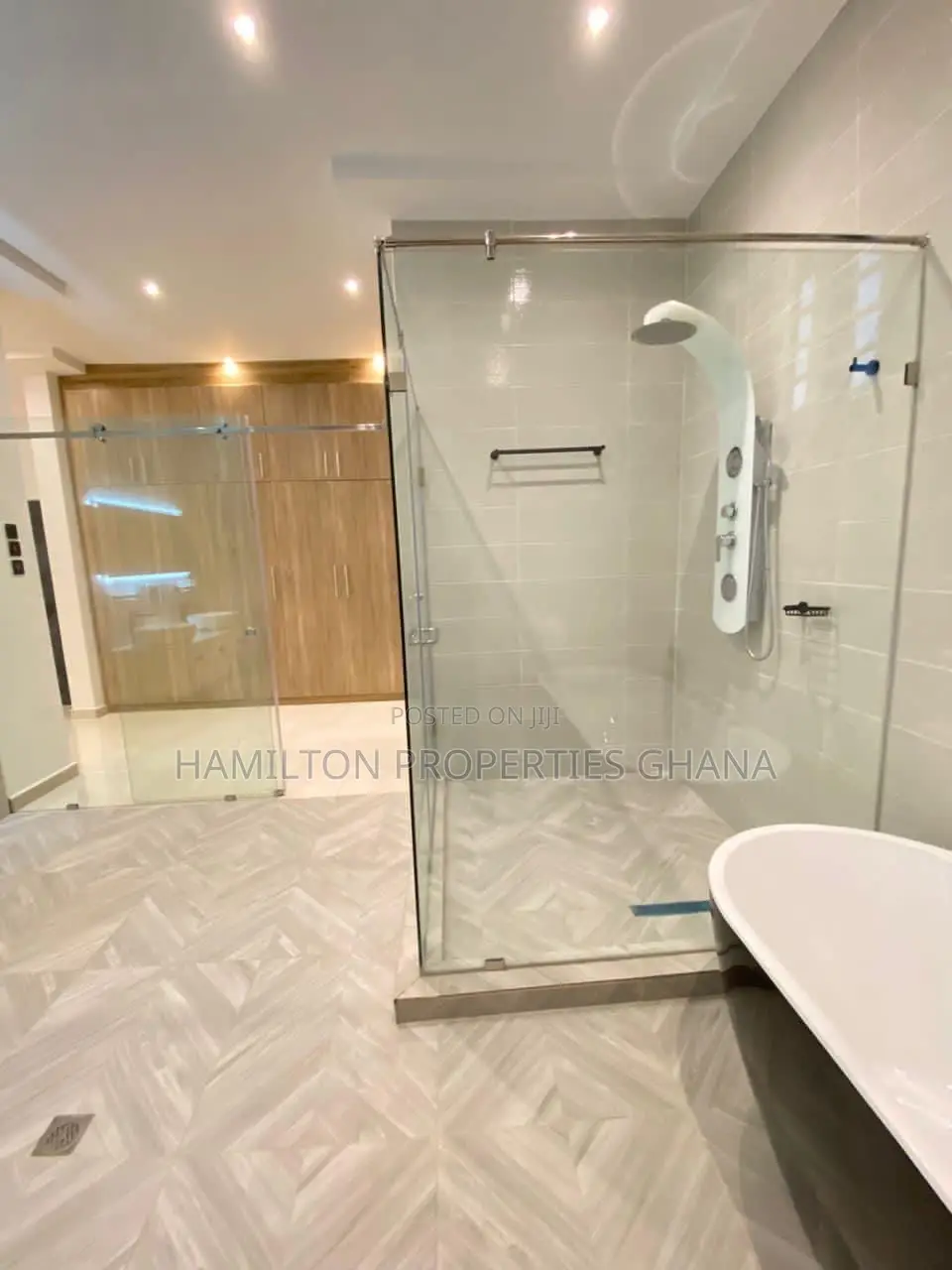 4bdrm Mansion in Lakeside, Ashaley Botwe for sale