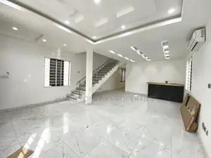 4bdrm Mansion in School Junction, Adjiriganor for sale