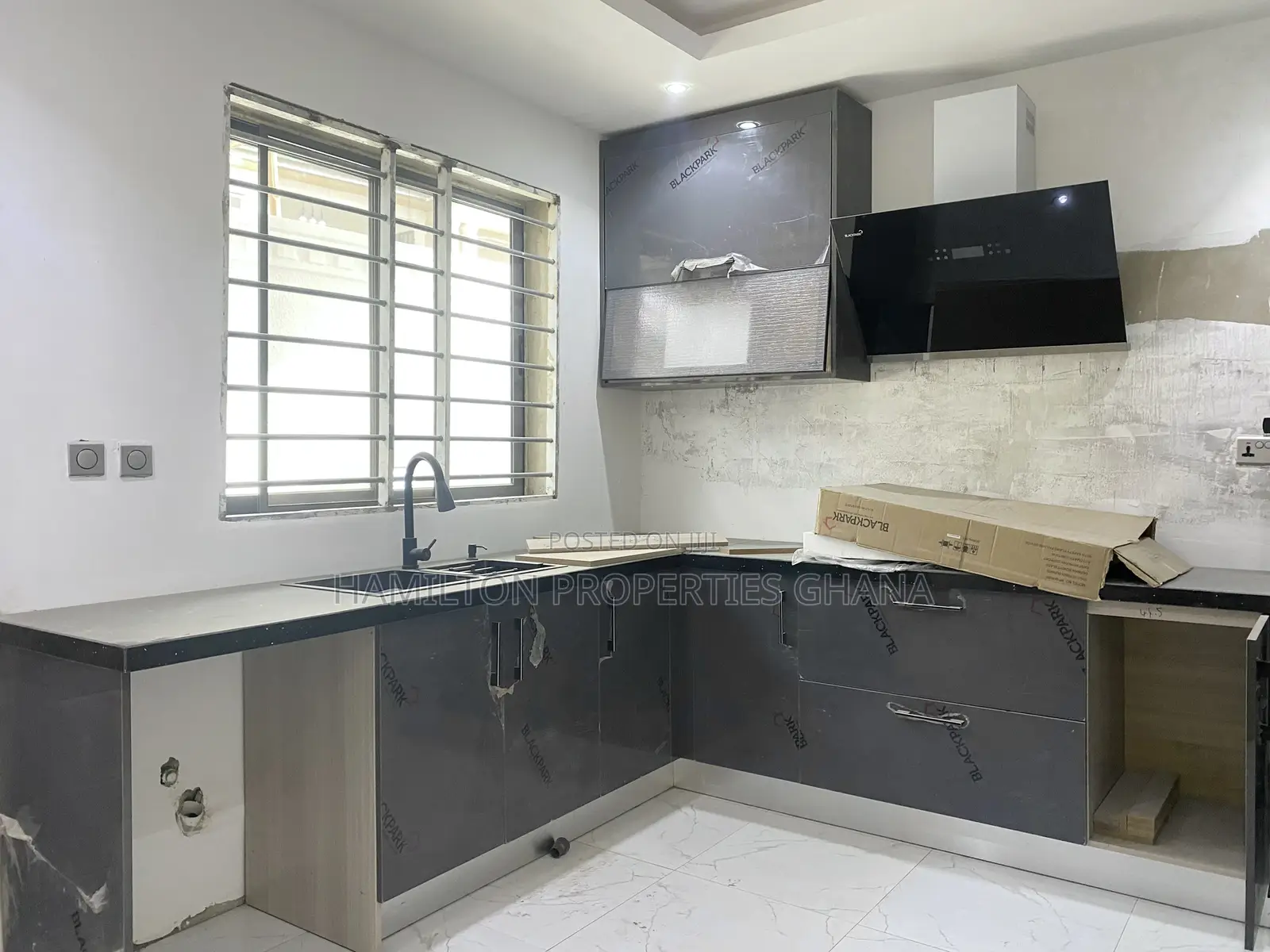 4bdrm Mansion in School Junction, Adjiriganor for sale