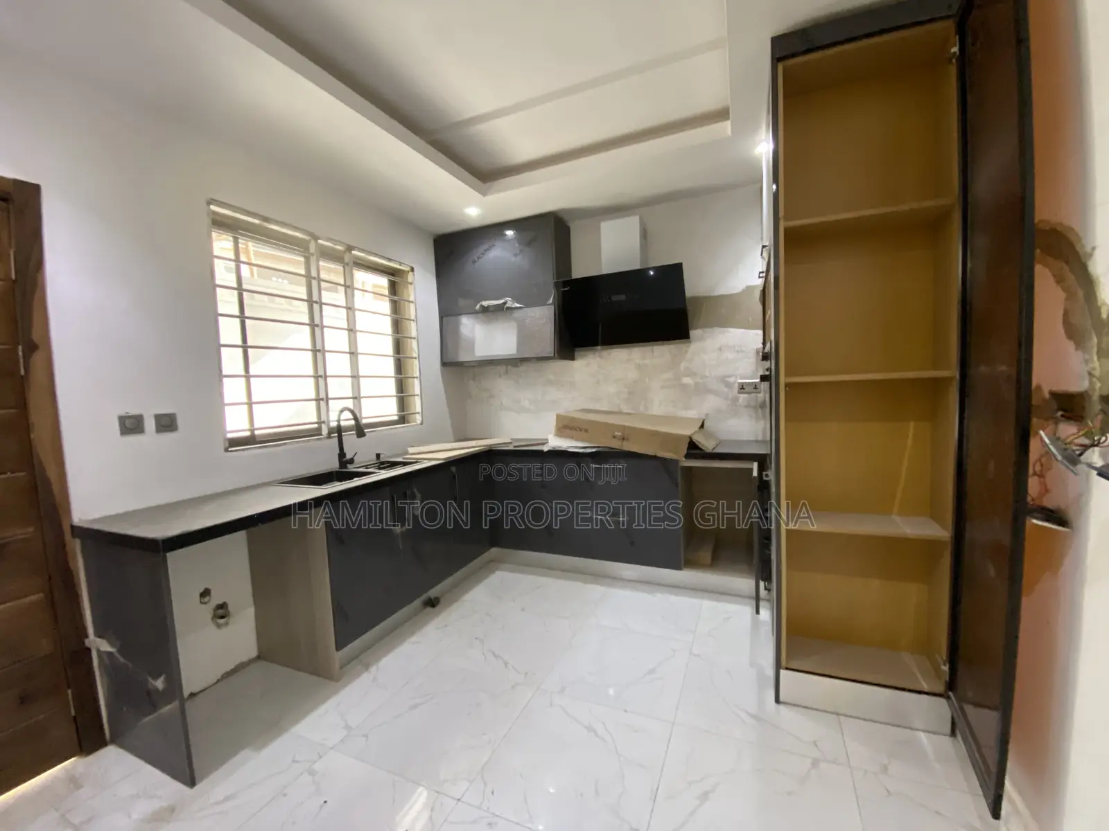 4bdrm Mansion in School Junction, Adjiriganor for sale