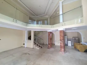 5bdrm House in East Legon Mall for rent