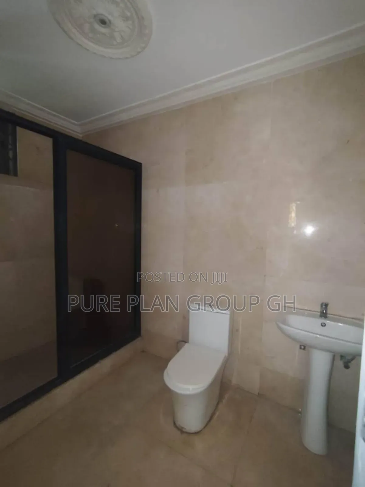 5bdrm House in East Legon Mall for rent