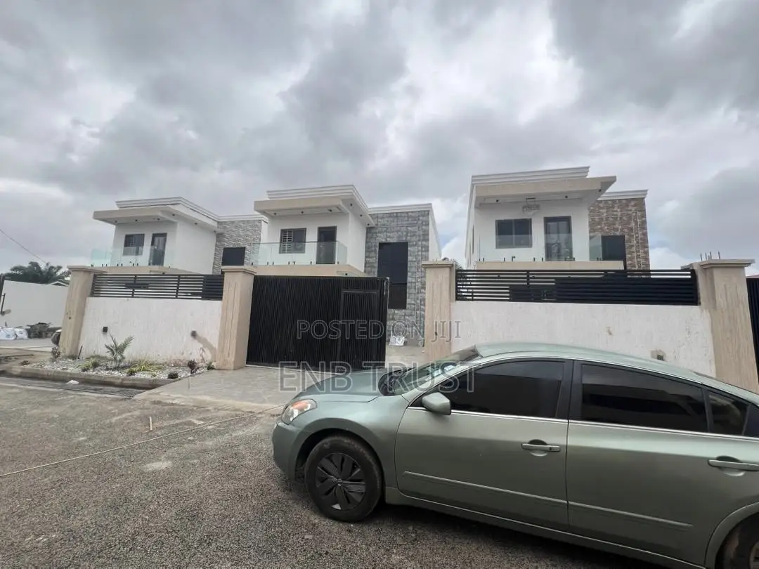 4bdrm Duplex in Baatsona for sale