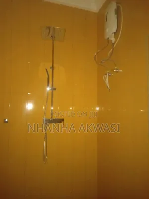 6bdrm House in Community 11, Tema Metropolitan for rent