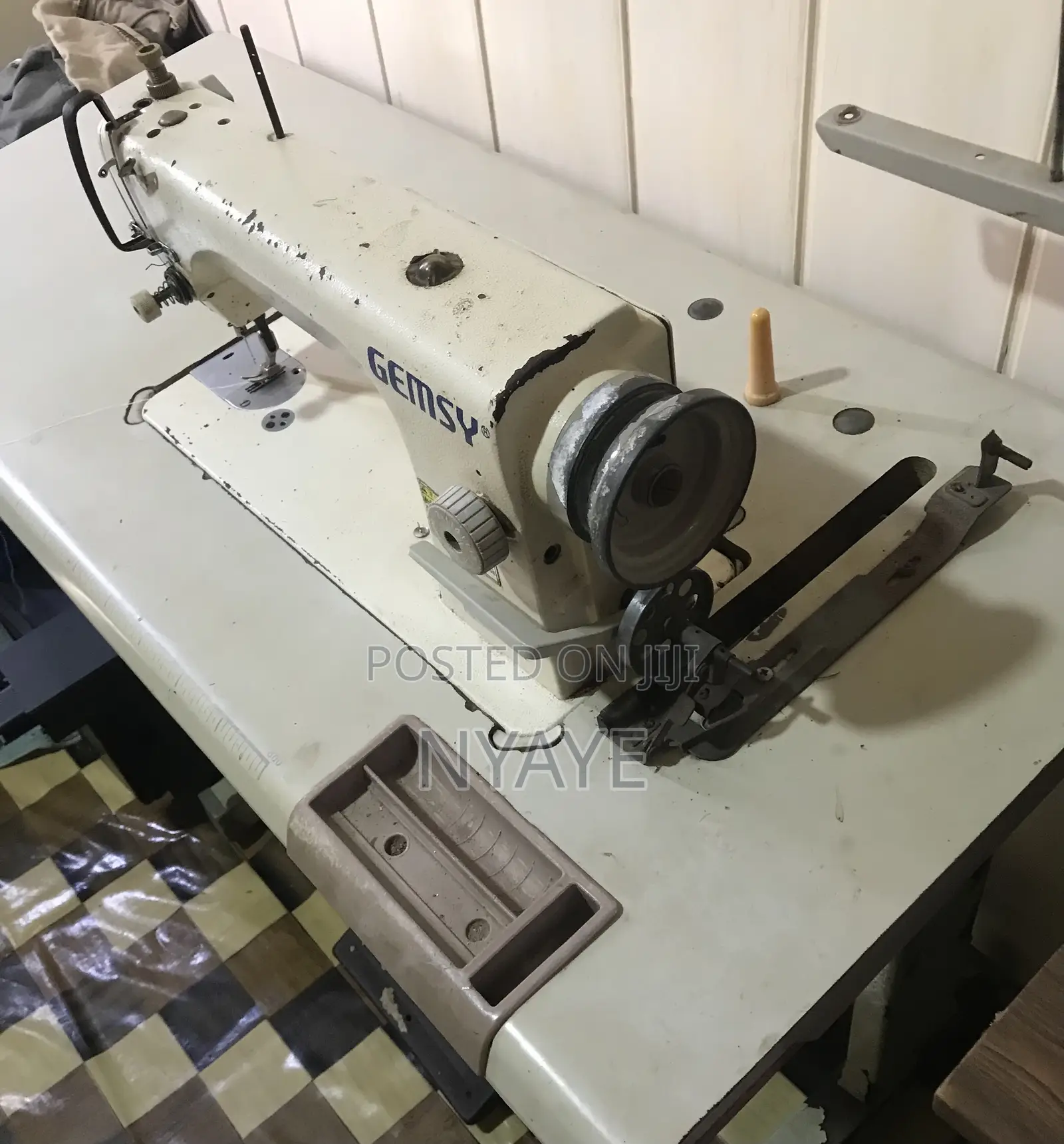 Second Hand Gemsy Industrial Sewing Machine