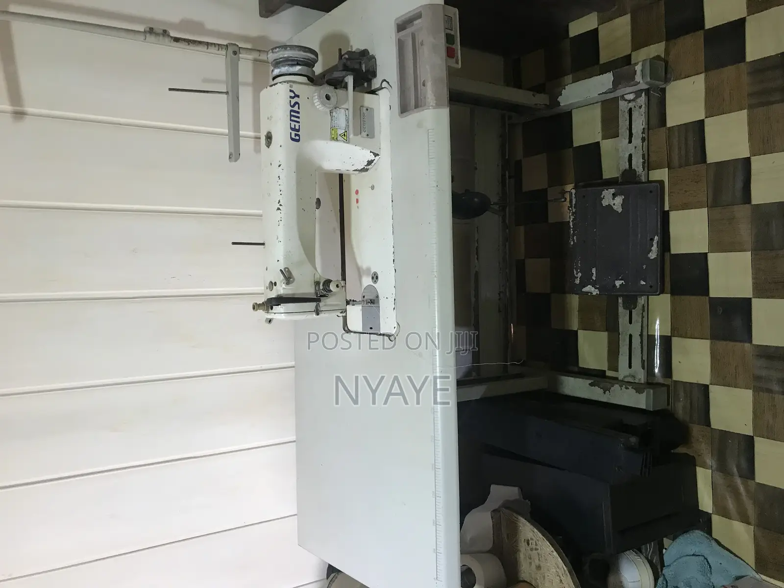 Second Hand Gemsy Industrial Sewing Machine