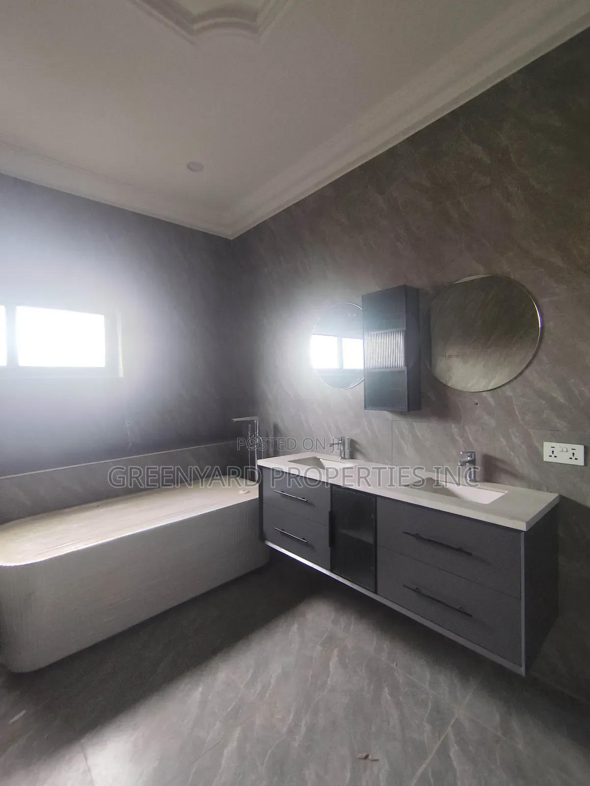 5bdrm Mansion in Trasacco, Adjiriganor for sale