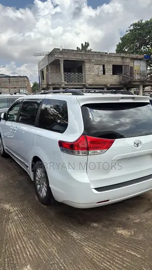 Toyota Sienna XLE 8-Passenger 4dr Minivan (3.5L 6cyl 6A) 2014 White