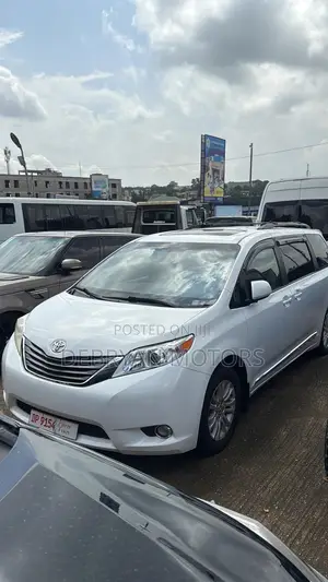 Toyota Sienna XLE 8-Passenger 4dr Minivan (3.5L 6cyl 6A) 2014 White