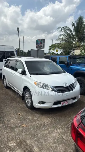 Toyota Sienna XLE 8-Passenger 4dr Minivan (3.5L 6cyl 6A) 2014 White
