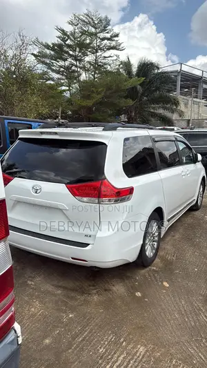 Toyota Sienna XLE 8-Passenger 4dr Minivan (3.5L 6cyl 6A) 2014 White