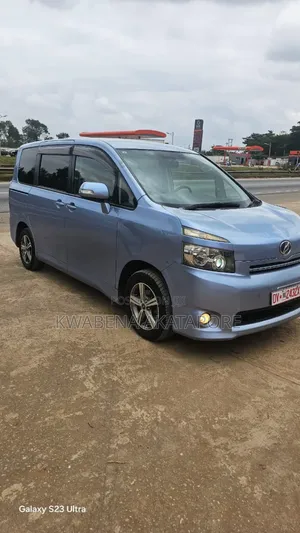 Toyota Voxy X 2WD 8-Seater 2014 Blue