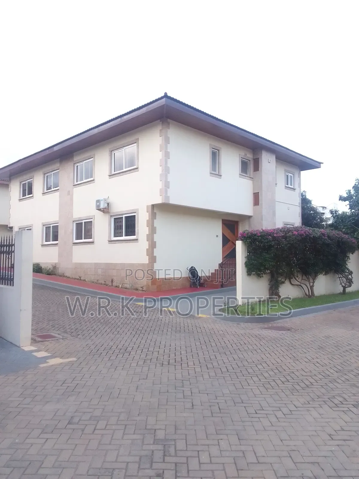 Furnished 3bdrm Townhouse / Terrace in Cantoment, Accra Metropolitan