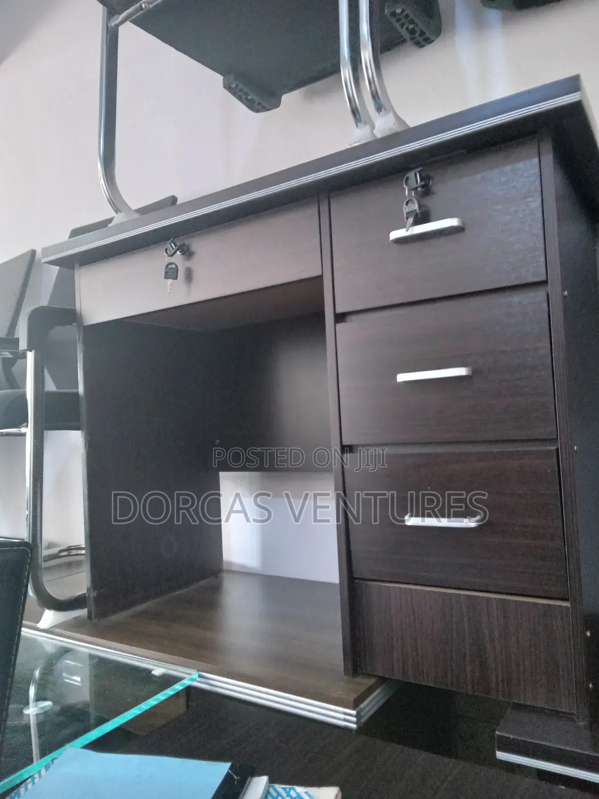 Elegance Office Table for Your Grand Office