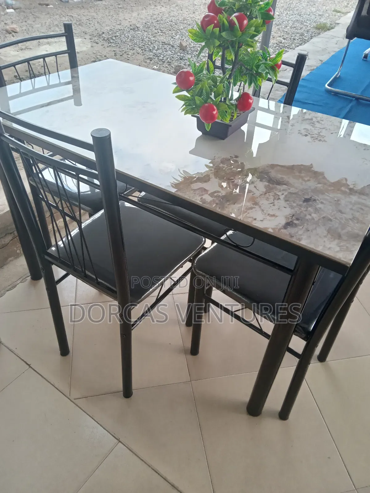 Table for Dining With Four Chairs (Diningsets)