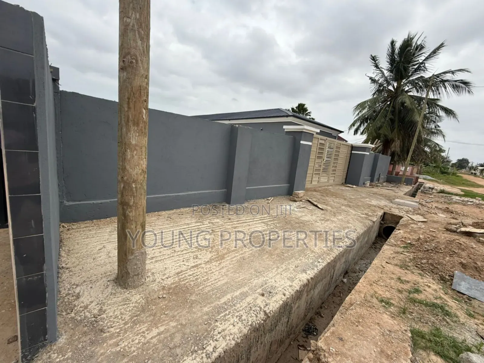 Seven Bedroom for Sale Awoshie 1.700.000