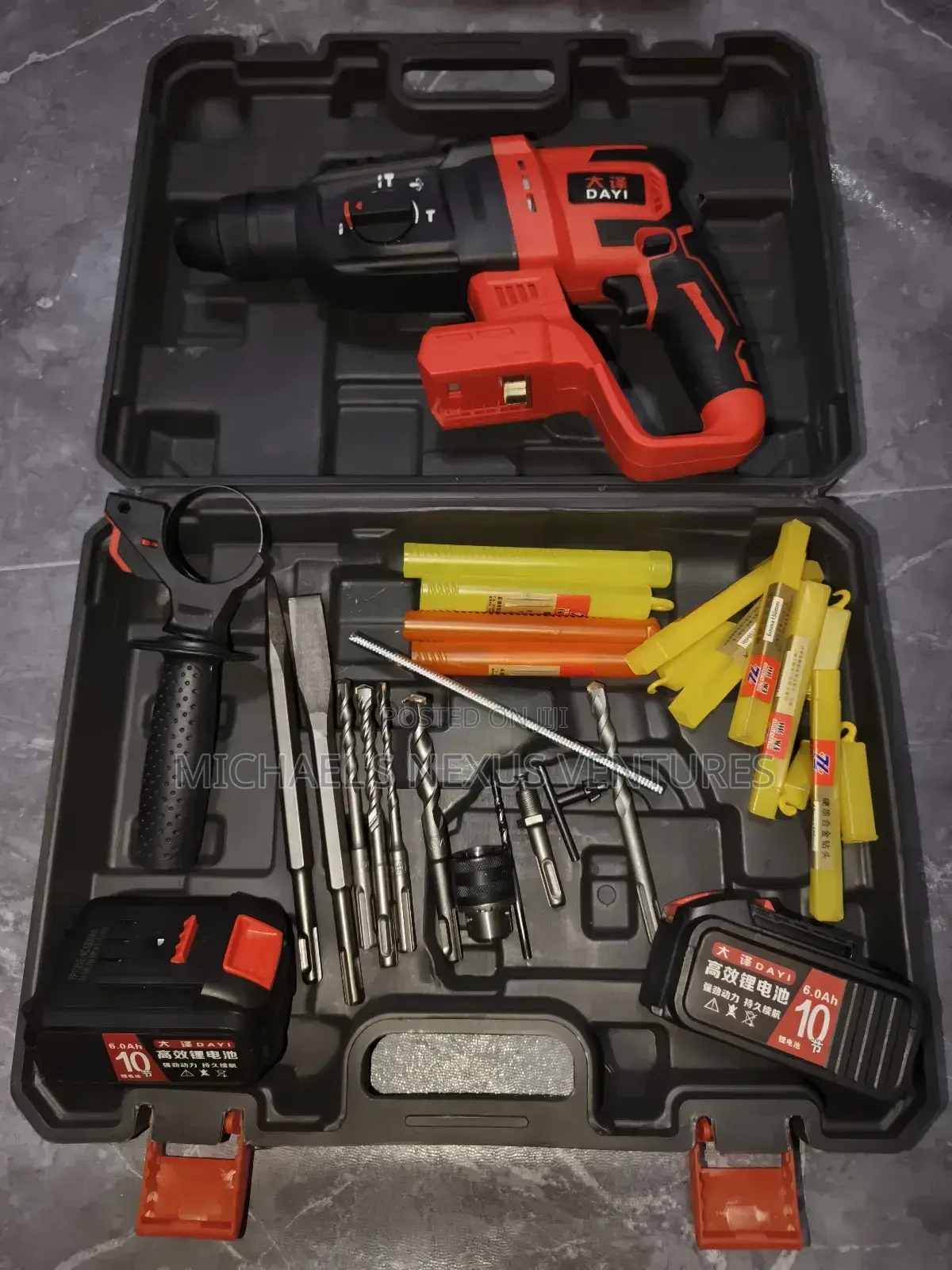 2 Batteries / Cordless Hammer Drill With Accessories